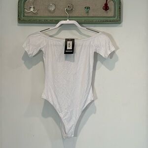 MISSPAP.CO.UK OFF THE SHOULDER WHITE BODYSUIT WOMENS SIZE 6 new w tags